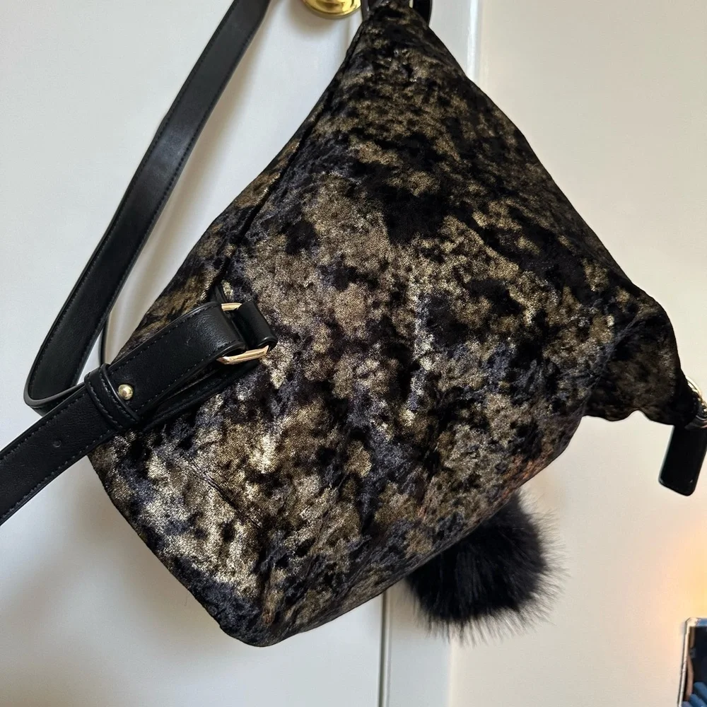 NWOT: triangular shape knapsack - Picture 3 of 8